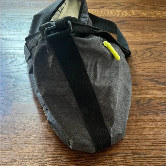 🎉Good condition SHERPANI Force wellness zip up shoulder tote bag for yoga or gym - Picture 5 of 10